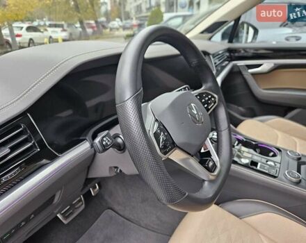 Белый Фольксваген Туарег, объемом двигателя 3 л и пробегом 32 тыс. км за 76890 $, фото 22 на Automoto.ua