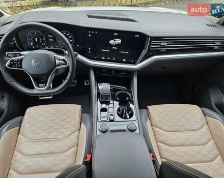 Белый Фольксваген Туарег, объемом двигателя 3 л и пробегом 32 тыс. км за 76890 $, фото 42 на Automoto.ua