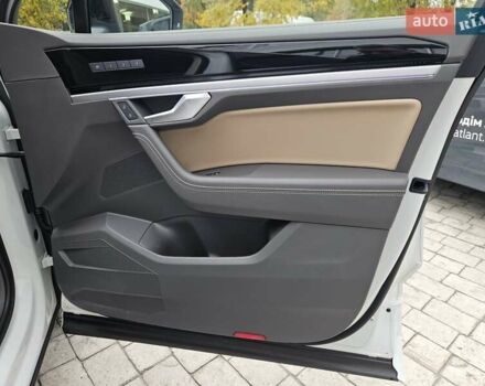 Белый Фольксваген Туарег, объемом двигателя 3 л и пробегом 32 тыс. км за 76890 $, фото 38 на Automoto.ua