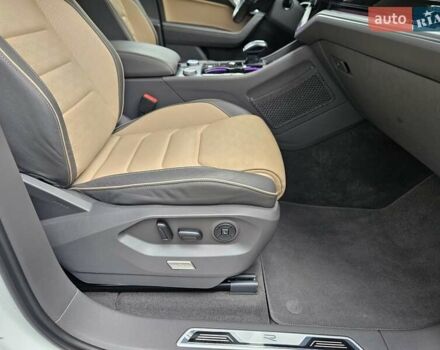 Белый Фольксваген Туарег, объемом двигателя 3 л и пробегом 32 тыс. км за 76890 $, фото 41 на Automoto.ua