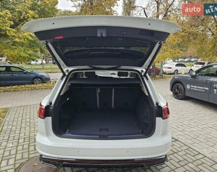 Белый Фольксваген Туарег, объемом двигателя 3 л и пробегом 32 тыс. км за 76890 $, фото 28 на Automoto.ua