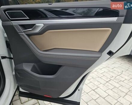 Белый Фольксваген Туарег, объемом двигателя 3 л и пробегом 32 тыс. км за 76890 $, фото 34 на Automoto.ua