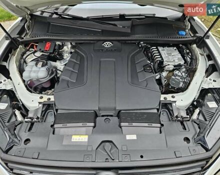 Белый Фольксваген Туарег, объемом двигателя 3 л и пробегом 32 тыс. км за 76890 $, фото 59 на Automoto.ua