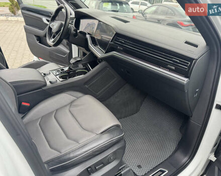 Білий Фольксваген Туарег, об'ємом двигуна 2.97 л та пробігом 33 тис. км за 75500 $, фото 10 на Automoto.ua