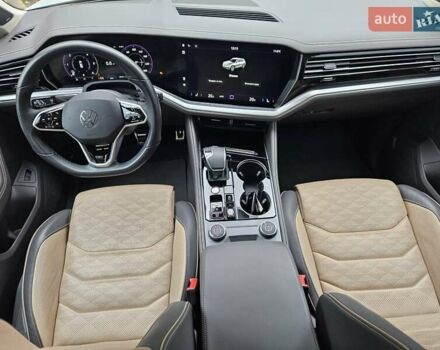 Белый Фольксваген Туарег, объемом двигателя 3 л и пробегом 32 тыс. км за 76890 $, фото 43 на Automoto.ua