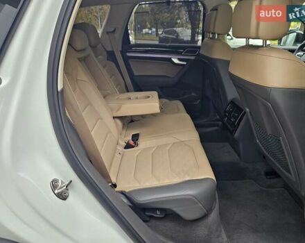 Белый Фольксваген Туарег, объемом двигателя 3 л и пробегом 32 тыс. км за 76890 $, фото 37 на Automoto.ua