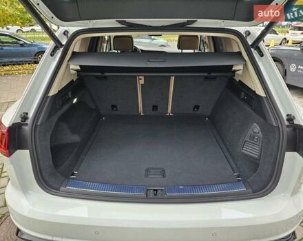 Белый Фольксваген Туарег, объемом двигателя 3 л и пробегом 32 тыс. км за 76890 $, фото 30 на Automoto.ua