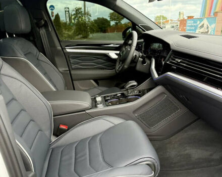 Белый Фольксваген Туарег, объемом двигателя 2.97 л и пробегом 2 тыс. км за 92000 $, фото 15 на Automoto.ua