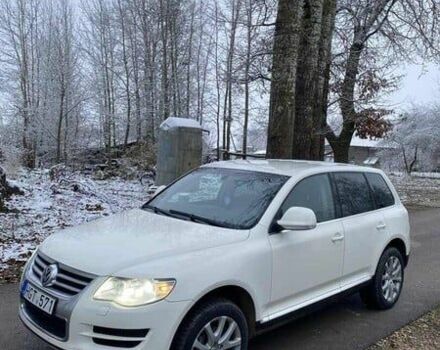Белый Фольксваген Туарег, объемом двигателя 3 л и пробегом 224 тыс. км за 4500 $, фото 1 на Automoto.ua