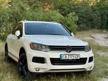 Белый Фольксваген Туарег, объемом двигателя 2.97 л и пробегом 298 тыс. км за 19000 $, фото 1 на Automoto.ua