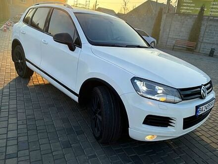 Белый Фольксваген Туарег, объемом двигателя 3 л и пробегом 226 тыс. км за 17500 $, фото 1 на Automoto.ua