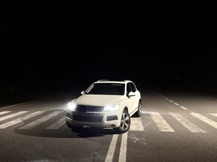 Белый Фольксваген Туарег, объемом двигателя 3 л и пробегом 210 тыс. км за 16000 $, фото 1 на Automoto.ua