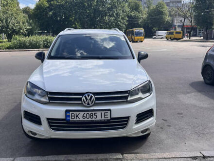 Білий Фольксваген Туарег, об'ємом двигуна 2.97 л та пробігом 264 тис. км за 19000 $, фото 1 на Automoto.ua