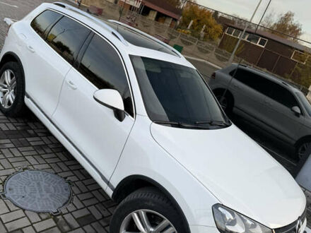 Білий Фольксваген Туарег, об'ємом двигуна 2.97 л та пробігом 265 тис. км за 17500 $, фото 1 на Automoto.ua