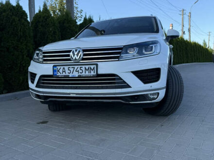 Фольксваген Туарег 2014 в Черкассах на Automoto.ua Белый Фольксваген Туарег, объемом двигателя 2.97 л и пробегом 218 тыс. км за 23500 $, фото 1 на Automoto.ua