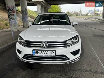 Белый Фольксваген Туарег, объемом двигателя 2.97 л и пробегом 198 тыс. км за 30500 $, фото 1 на Automoto.ua