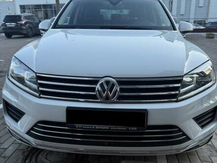 Белый Фольксваген Туарег, объемом двигателя 2.97 л и пробегом 145 тыс. км за 31500 $, фото 1 на Automoto.ua