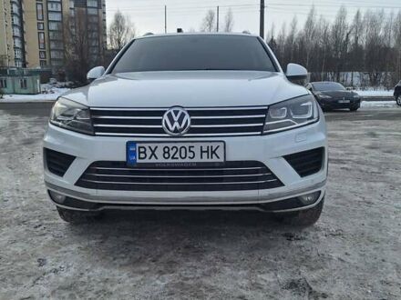 Белый Фольксваген Туарег, объемом двигателя 2.97 л и пробегом 153 тыс. км за 24500 $, фото 1 на Automoto.ua