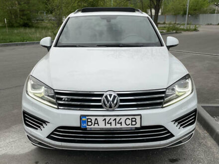 Білий Фольксваген Туарег, об'ємом двигуна 4.13 л та пробігом 169 тис. км за 32000 $, фото 1 на Automoto.ua