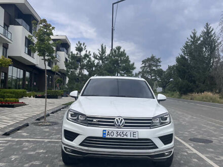 Білий Фольксваген Туарег, об'ємом двигуна 2.97 л та пробігом 247 тис. км за 29800 $, фото 1 на Automoto.ua