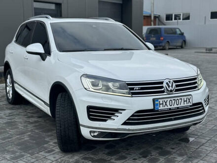 Белый Фольксваген Туарег, объемом двигателя 3 л и пробегом 131 тыс. км за 34800 $, фото 1 на Automoto.ua