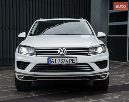 Белый Фольксваген Туарег, объемом двигателя 2.97 л и пробегом 120 тыс. км за 32000 $, фото 1 на Automoto.ua