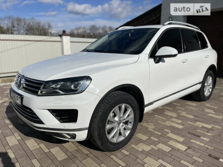 Білий Фольксваген Туарег, об'ємом двигуна 2.97 л та пробігом 300 тис. км за 21900 $, фото 1 на Automoto.ua