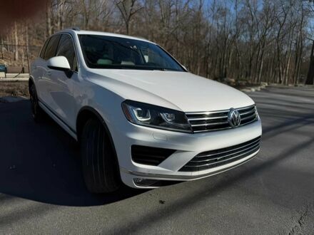 Білий Фольксваген Туарег, об'ємом двигуна 3 л та пробігом 57 тис. км за 8000 $, фото 1 на Automoto.ua