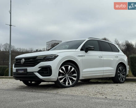 Белый Фольксваген Туарег, объемом двигателя 2.97 л и пробегом 166 тыс. км за 47999 $, фото 1 на Automoto.ua