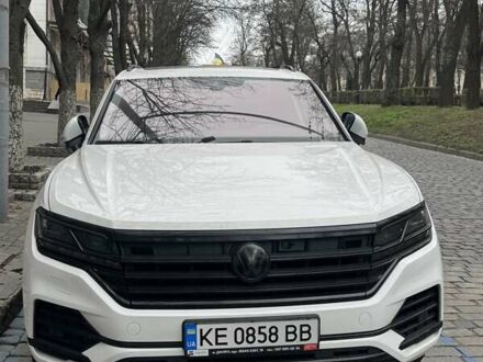 Белый Фольксваген Туарег, объемом двигателя 2.97 л и пробегом 240 тыс. км за 42500 $, фото 1 на Automoto.ua