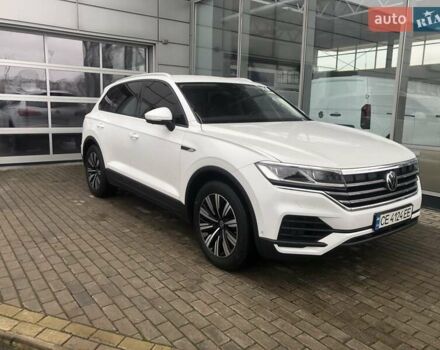 Белый Фольксваген Туарег, объемом двигателя 3 л и пробегом 44 тыс. км за 47000 $, фото 1 на Automoto.ua