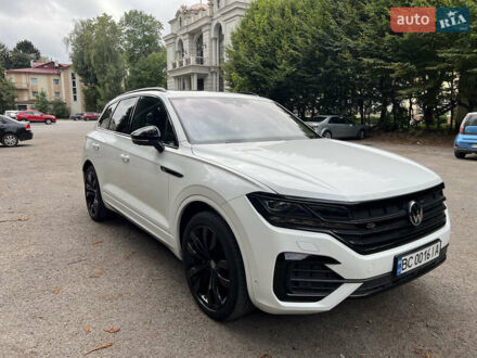 Білий Фольксваген Туарег, об'ємом двигуна 2.97 л та пробігом 53 тис. км за 70000 $, фото 1 на Automoto.ua