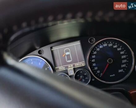 Бежевый Фольксваген Туарег, объемом двигателя 3.58 л и пробегом 229 тыс. км за 8500 $, фото 1 на Automoto.ua