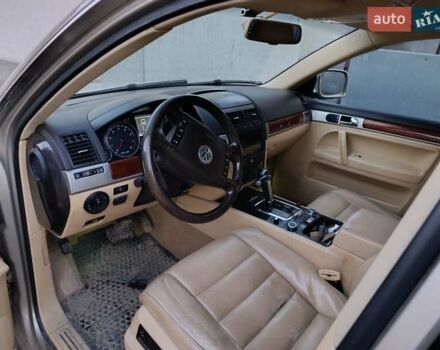 Бежевый Фольксваген Туарег, объемом двигателя 3.58 л и пробегом 229 тыс. км за 8500 $, фото 2 на Automoto.ua