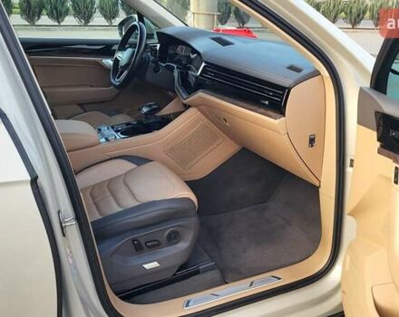 Бежевий Фольксваген Туарег, об'ємом двигуна 2.97 л та пробігом 128 тис. км за 53500 $, фото 70 на Automoto.ua