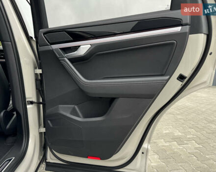 Бежевый Фольксваген Туарег, объемом двигателя 2.99 л и пробегом 9 тыс. км за 77000 $, фото 53 на Automoto.ua