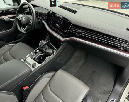 Бежевый Фольксваген Туарег, объемом двигателя 2.99 л и пробегом 9 тыс. км за 77000 $, фото 39 на Automoto.ua