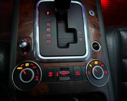 Чорний Фольксваген Туарег, об'ємом двигуна 4.2 л та пробігом 343 тис. км за 5500 $, фото 13 на Automoto.ua