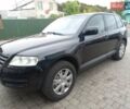 Черный Фольксваген Туарег, объемом двигателя 3.2 л и пробегом 300 тыс. км за 5500 $, фото 1 на Automoto.ua
