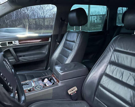 Черный Фольксваген Туарег, объемом двигателя 4.17 л и пробегом 343 тыс. км за 5500 $, фото 12 на Automoto.ua