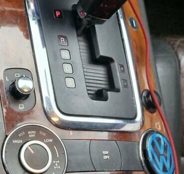 Черный Фольксваген Туарег, объемом двигателя 3.2 л и пробегом 237 тыс. км за 7500 $, фото 23 на Automoto.ua