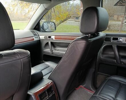 Черный Фольксваген Туарег, объемом двигателя 3.2 л и пробегом 320 тыс. км за 7800 $, фото 5 на Automoto.ua