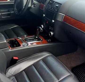 Черный Фольксваген Туарег, объемом двигателя 5 л и пробегом 315 тыс. км за 8500 $, фото 7 на Automoto.ua