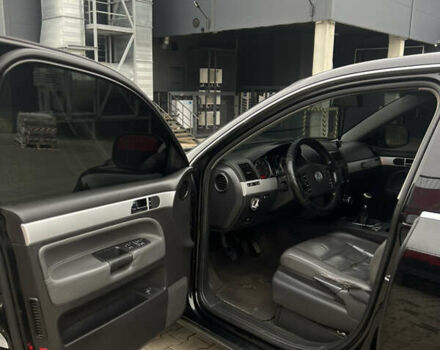 Черный Фольксваген Туарег, объемом двигателя 2.46 л и пробегом 426 тыс. км за 7400 $, фото 13 на Automoto.ua