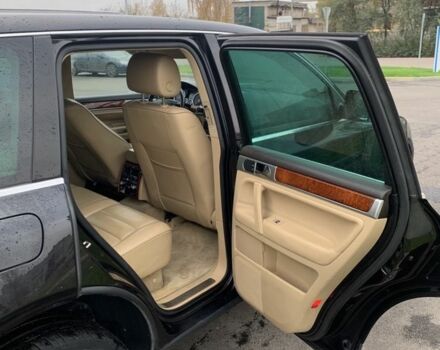 Черный Фольксваген Туарег, объемом двигателя 5 л и пробегом 230 тыс. км за 5800 $, фото 7 на Automoto.ua