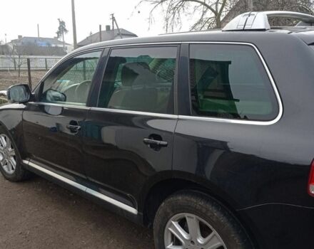 Черный Фольксваген Туарег, объемом двигателя 5 л и пробегом 290 тыс. км за 5000 $, фото 2 на Automoto.ua