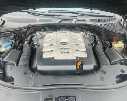 Черный Фольксваген Туарег, объемом двигателя 5 л и пробегом 313 тыс. км за 3500 $, фото 5 на Automoto.ua