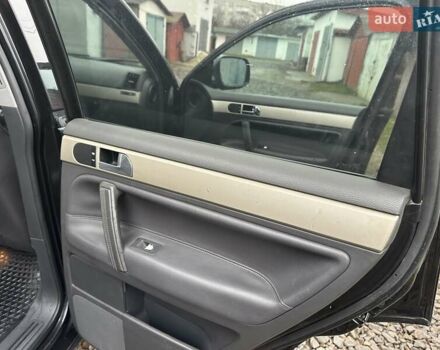 Черный Фольксваген Туарег, объемом двигателя 2.46 л и пробегом 225 тыс. км за 6450 $, фото 29 на Automoto.ua