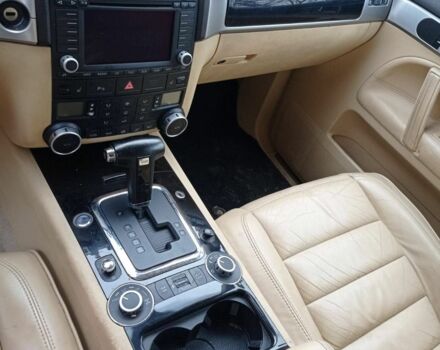 Черный Фольксваген Туарег, объемом двигателя 5 л и пробегом 290 тыс. км за 5000 $, фото 7 на Automoto.ua