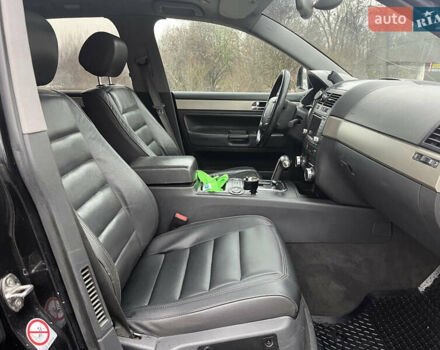 Черный Фольксваген Туарег, объемом двигателя 2.46 л и пробегом 221 тыс. км за 6700 $, фото 5 на Automoto.ua